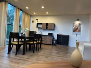 a dining room and kitchen with a table and chairs at Loft Chapultepec in Amecameca de Juárez