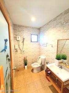 Merit Courtyard Suvarnabhumi House في لاكريبنغ لاد: حمام مع مرحاض ومغسلة