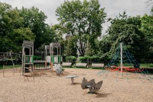 un parco giochi con due attrezzature per giocare di Wita Stwosza Rynek Apartament Wrocław a Breslavia