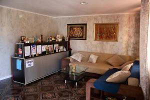 a living room with a couch and a glass table at camere de închiriat Duly Costinești in Costinesti