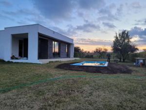 a house with a swimming pool in a yard at Casa con piscina en Condominio Lago Rapel BLQ in El Estero
