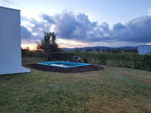 a small swimming pool in the middle of a yard at Casa con piscina en Condominio Lago Rapel BLQ in El Estero