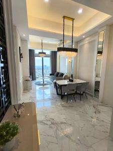 Χώρος καθιστικού στο super penthouse stmoritz apartment, lippomall puri indah