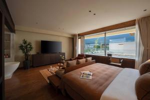 ein Schlafzimmer mit einem großen Bett und einem großen Fenster in der Unterkunft Sunny Aerie丨 Golden Peak Resort in Baisha
