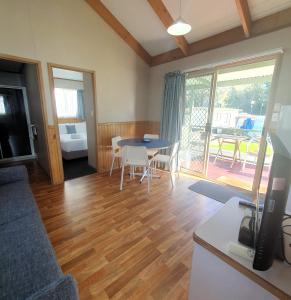 un soggiorno con tavolo e sedie di Pleasurelea Tourist Resort & Caravan Park a Batemans Bay