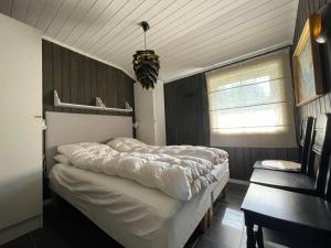 una camera da letto con un letto grande e una finestra di Revehiet - 3 bedroom cabin in the center of Geilo a Geilo