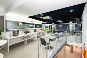 Kuchyň nebo kuchyňský kout v ubytování Swift Inn Aeropolis Airport