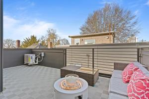 un patio con sofá y mesa en NEW Townhome in the Heart of Seattle, en Seattle