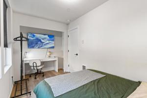 Un dormitorio blanco con una cama y un escritorio. en NEW Townhome in the Heart of Seattle, en Seattle