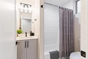 Un baño con cortina de ducha y lavabo. en NEW Townhome in the Heart of Seattle, en Seattle