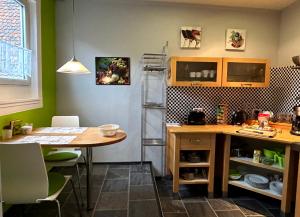 a kitchen with a table and a table and chairs at Holiday il Macellaio - Cosy Apartment- NW Zentrum Weinfest nur 6 Min in Neustadt an der Weinstraße