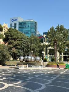 una fuente en medio de una ciudad con edificios en City Inn Boutique Hotel, en Baku 19 fotos más