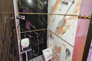 Koupelna v ubytování Radhika Resorts + 29 fotografií