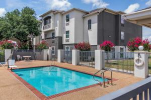 Πισίνα στο ή κοντά στο Super 8 by Wyndham Fort Worth Stockyards