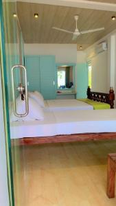 Postel nebo postele na pokoji v ubytování Sri Gemunu Beach Resort