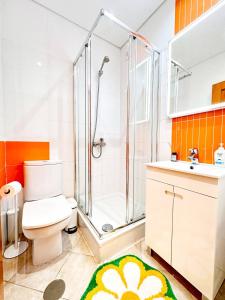 un bagno con doccia, WC e lavandino di Golden Palm Condo by BeCherish ad Albufeira