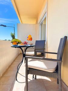 un balcone con tavolo e sedie da patio di Golden Palm Condo by BeCherish ad Albufeira