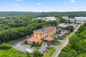 ノーウィッチにあるComfort Suites Near Casinosの駐車場付き建物の上面
