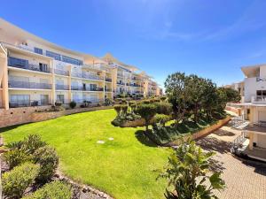 un complesso di appartamenti con un prato verde di fronte di Azure Heaven by BeCherish a Páteo