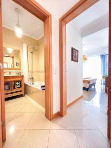 un bagno con vasca, lavandino e specchio di Azure Heaven by BeCherish a Páteo