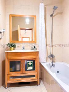 un bagno con un lavandino, una vasca e uno specchio di Azure Heaven by BeCherish a Páteo Altre 38 foto