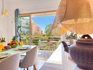 una stanza con un tavolo con un vaso e un balcone di Azure Heaven by BeCherish a Páteo