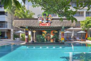 芭东海滩DoubleTree by Hilton Phuket Banthai Resort的酒店楼前有游泳池