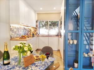 - une cuisine avec une table en verre et une bouteille de vin dans l'établissement Luxury Townhouse in Top Complex with Town and Ocean View by Be Cherish, à Albufeira 41 autres photos