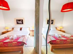 twee bedden in een slaapkamer met rode lampen bij AlbufeiraOrada Garden by Be Cherish in Albufeira +45 foto's