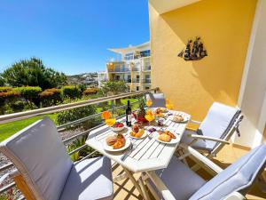 een tafel met eten en drinken op een balkon bij AlbufeiraOrada Garden by Be Cherish in Albufeira