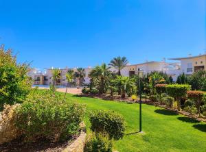 een park met gras, bomen en gebouwen bij AlbufeiraOrada Garden by Be Cherish in Albufeira