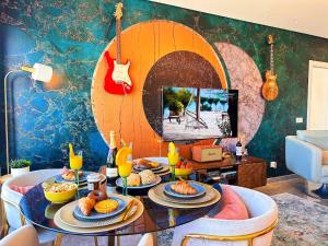 un soggiorno con tavolo e cibo sopra di Lisbon Prestige River View Condo by BeCherish a Lisbona