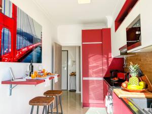 Cucina o angolo cottura di Luxury Condo in Top Complex with Ocean and Marina View by Be Cherish Altre 38 foto