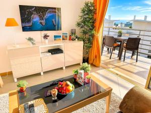 un soggiorno con un cesto di frutta su un tavolo di AlbufeiraOrada Cozy&Sunny Condo by BeCherish ad Albufeira