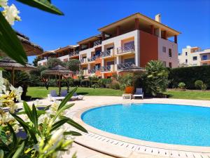 Bazén v ubytování Fabulous Sunny Pool&Garden Condo by BeCherish nebo v jeho okolí