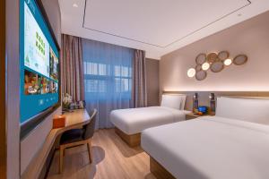 Katil atau katil-katil dalam bilik di Orange Sanhe Century Plaza Hotel