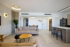 Η κουζίνα ή μικρή κουζίνα στο AKAYA Luxury Apartment אכזיב