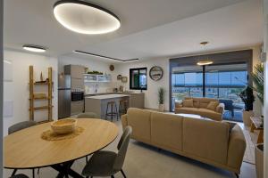 Η κουζίνα ή μικρή κουζίνα στο AKAYA Luxury Apartment אכזיב