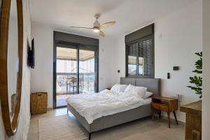 Ένα ή περισσότερα κρεβάτια σε δωμάτιο στο AKAYA Luxury Apartment אכזיב