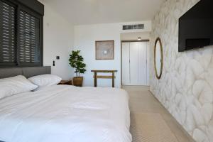 Ένα ή περισσότερα κρεβάτια σε δωμάτιο στο AKAYA Luxury Apartment אכזיב