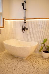 Bilik mandi di Putih Kaca Villa +8 gambar