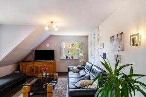 TV a/nebo společenská místnost v ubytování Modernes Apartment In Traumlage