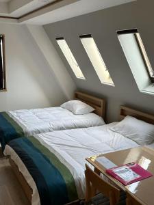 Postel nebo postele na pokoji v ubytování 501 Melon Home難波日本橋 徒歩10分 黒門市場 徒歩5分 心斎橋 1駅 広いお部屋