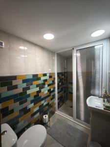 Ένα μπάνιο στο Emena Art Guesthouse +49 φωτογραφίες