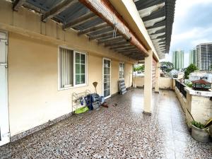 een balkon van een huis met een tegelvloer bij Vina Home in Ho Chi Minh-stad
