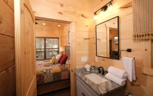 Un baño con lavabo y una cama en una habitación. en A Pools Paradise, en Pigeon Forge 25 fotos más