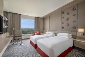 Postel nebo postele na pokoji v ubytování Sheraton New Delhi Hotel