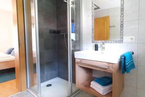 A bathroom at Fewo Zum Glück