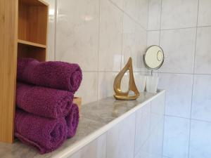 A bathroom at Fewo Zum Glück