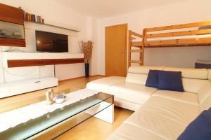A bed or beds in a room at Fewo Zum Glück
